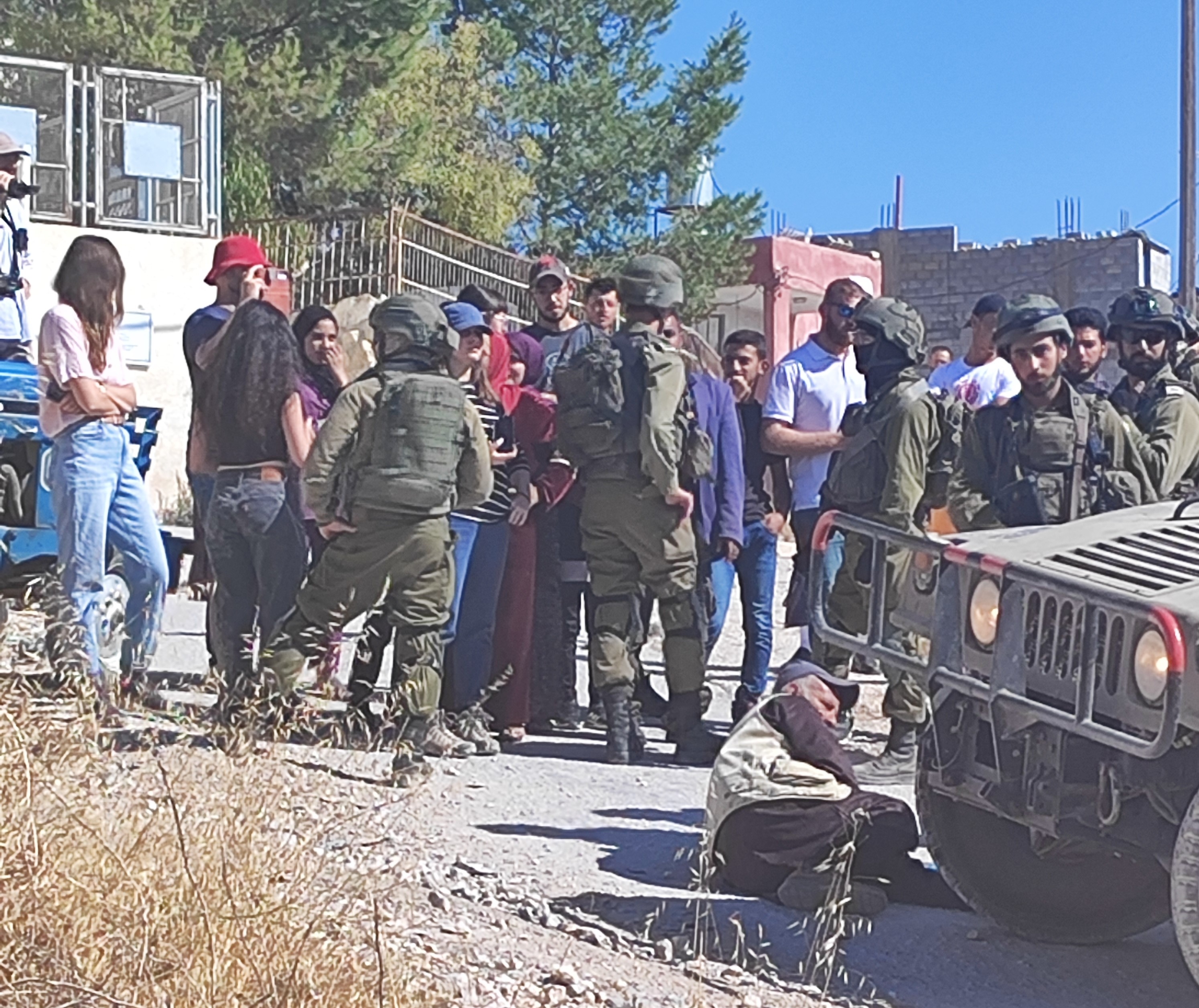 قوات الاحتلال لدى تدخلها لتوفير الحماية للمستوطنين اثناء اعتدائهم على المواطنين في مسافر يطا